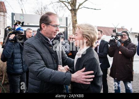 Seeon, Deutschland. 06 Jan, 2020. Alexander Dobrindt, Chef der CSU-Landesgruppe begrüßt Ursula von der Leyen (CDU), der Präsident der Europäischen Kommission, im Winter Rückzug der CSU-Landesgruppe im Bundestag im Kloster Seeon. Credit: Matthias Balk/dpa/Alamy leben Nachrichten Stockfoto