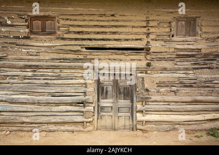 Typisches Haus aus Holzrahmen und Schlammbau in den östlichen Anden in der Region Amazonas im Norden Perus Stockfoto