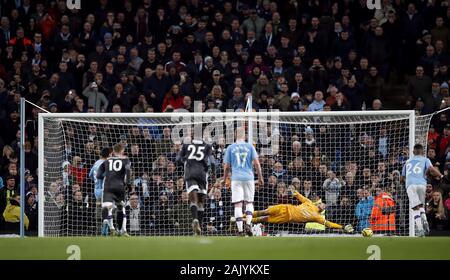 Von Manchester City Ilkay Gundogan (links) Kerben zweiten Ziel seiner Seite des Spiels vom Elfmeterpunkt während der Premier League Match an der Etihad Stadium, Manchester. Stockfoto