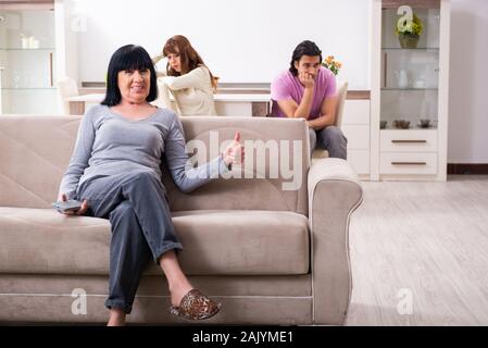 Die junge Familie und Schwiegermutter Familie Ausgaben Konzept Stockfoto