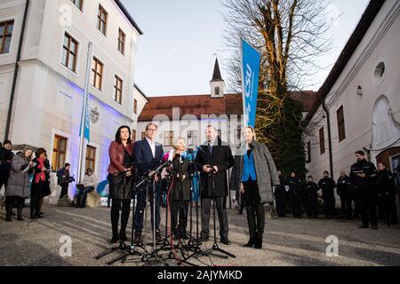 Seeon, Deutschland. 06 Jan, 2020. Dorothee Bär (CSU, l-r), Staatsminister für die Digitalisierung im Bundeskanzleramt, Alexander Dobrindt, CSU-Chef regionale Gruppe, Ursula von der Leyen (CDU), der Präsident der Europäischen Kommission, Manfred Weber (CSU), der Vorsitzende der Europäischen Volkspartei (EVP), parlamentarische Gruppe, und Angelika Niebler, stellvertretende Fraktionsvorsitzende der CSU, eine Erklärung an die Presse im Winter Rückzug der CSU-Landesgruppe im Bundestag im Kloster Seeon. Credit: Matthias Balk/dpa/Alamy leben Nachrichten Stockfoto