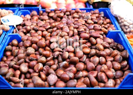 Europa, Spanien, Mallorca, Wochenmarkt in Pollenca am Ende Dezember 2019, Kastanien, Stockfoto