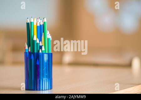 Holz- bunte Zeichnung Bleistifte in Plastik Kanne arrangiert auf Licht kopieren Raum Hintergrund. Stockfoto