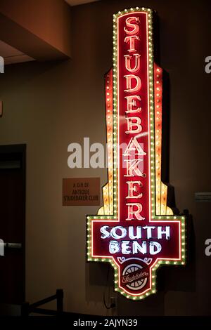 Ein altes Neonschild im Studebaker National Museum in South Bend, Indiana, USA. Stockfoto