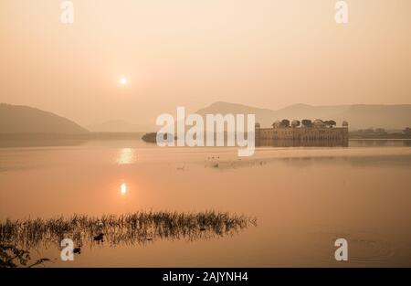 Jal Mahal (Wasser) ist ein Palast, der in der Mitte der Mann Sagar See in Stadt Jaipur, die Hauptstadt des Bundesstaates Rajasthan, Indien. Stockfoto