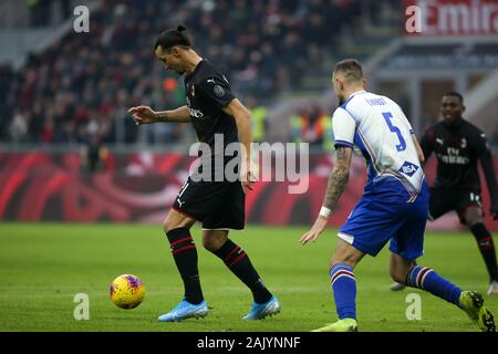 Mailand, Italien. 6 Jan, 2020. Zlatan Ibrahimovic (Mailand) und Julian chabot (sampdoria) während der AC Mailand vs Sampdoria, italienische Fußball Serie A Männer Meisterschaft in Mailand, Italien, 06 Januar 2020 - LPS/Francesco Scaccianoce Credit: Francesco Scaccianoce/LPS/ZUMA Draht/Alamy leben Nachrichten Stockfoto