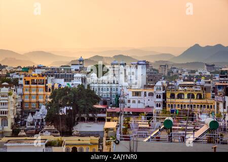 Udaipur, auch als die Stadt der Seen bekannt, ist eine Stadt im Bundesstaat Rajasthan in Indien. Es ist die historische Hauptstadt des Königreichs von Mewar im für Stockfoto
