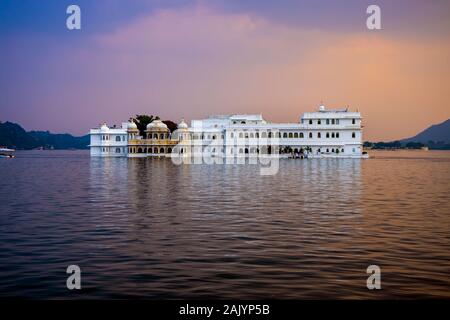 Udaipur, auch als die Stadt der Seen bekannt, ist eine Stadt im Bundesstaat Rajasthan in Indien. Es ist die historische Hauptstadt des Königreichs von Mewar im für Stockfoto