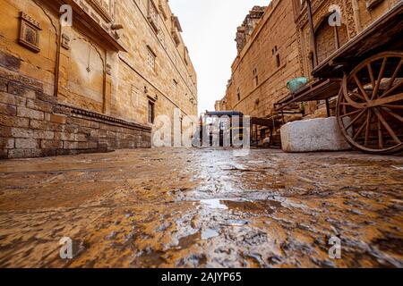 Jaisalmer Fort, ist in der Stadt Jaisalmer, im indischen Bundesstaat Rajasthan. Es ist als eine der ganz wenigen noch lebenden Festungen im Werden Stockfoto