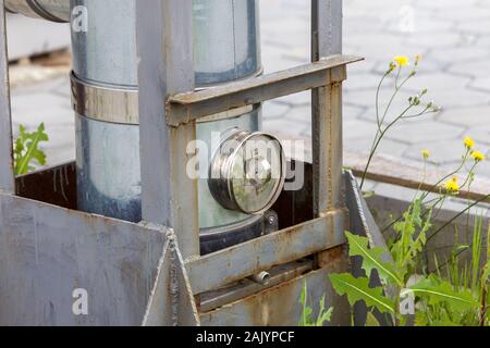 Metallische Rauch am Auspuff Rohre auf Haus Außenwand installiert. Stockfoto