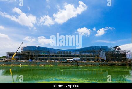 Baustelle mit Kränen auf blauen Himmelshintergrund Stockfoto