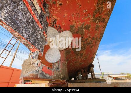 Schiff warten für Reparaturen an einem Trockendock, 2-Blatt Propeller, ​​Of Messing auf die Bestände Stockfoto