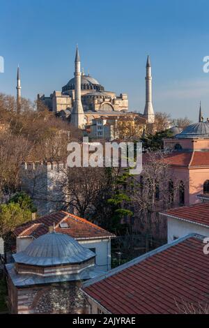 Die Hagia Sophia in Istanbul, Türkei. Eine ehemalige Griechische orthodoxe christliche Kathedrale, später ein Ottoman Imperial Moschee und jetzt ein Museum. Um AD gebaut Stockfoto