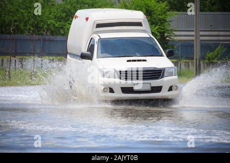 Splash von einem Auto wie geht es durch Hochwasser Stockfoto