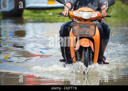 Splash von einem Motorrad wie geht es durch Hochwasser Stockfoto