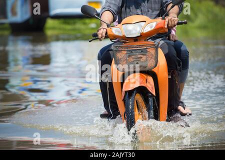 Splash von einem Motorrad wie geht es durch Hochwasser Stockfoto