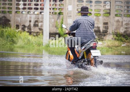 Splash von einem Motorrad wie geht es durch Hochwasser Stockfoto