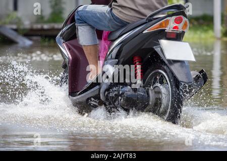 Splash von einem Motorrad wie geht es durch Hochwasser Stockfoto