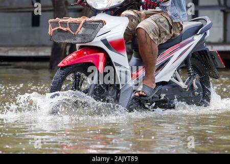 Splash von einem Motorrad wie geht es durch Hochwasser Stockfoto