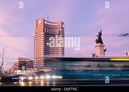 Bukarest, Rumänien - Dec 16, 2019: Rush Hour in Universitätsplatz, in der Innenstadt von Bukarest in der Dämmerung; Intercontinental Hotel und der Bukarester Nationa Stockfoto