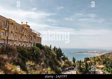 Taormina, Sizilien, Italien - 9. Juli 2019: Blick auf das Excelsior Palace Hotel auf den Hügeln der Insel Stockfoto