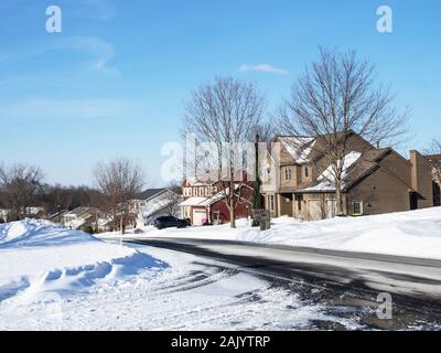 Nachbarschaft mit Clearing Wetter nach einer Nacht im Schneesturm Stockfoto