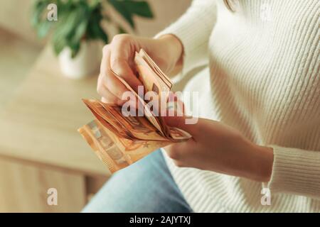 Foto von Frau zählen 50 euro Rechnungen Stockfoto