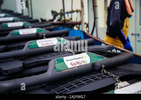 London, Großbritannien. 6. Januar, 2020. Einkaufswagen aufgereiht in der Morrison Supermarkt im Norden von London. Am Dienstag, den 7. Jan 2020, Wm Morrison Supermärkte wird sein Weihnachts Trading Statement lösen. Wm Morrison Supermärkte PLC ist eine der größten Ketten von Supermärkten im Vereinigten Königreich. Credit: Dinendra Haria/SOPA Images/ZUMA Draht/Alamy leben Nachrichten Stockfoto