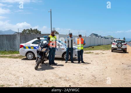 Hermanus, Western Cape, Südafrika. Dezember 2019. Overstrand Polizei Verkehr Offiziere Team am Straßenrand in Hermanus, Südafrika Stockfoto