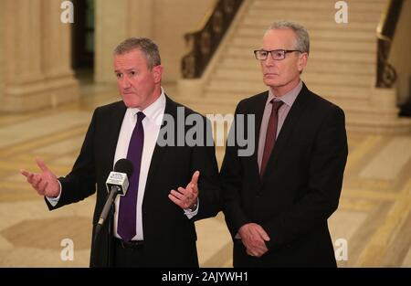 Sinn Feins Conor Murphy (links) und Gerry Kelly im Gespräch mit den Medien in der Großen Halle des Stormont Parlament Gebäude in Belfast als Frist für die Wiederaufnahme einer Machtteilung in Nordirland. Stockfoto