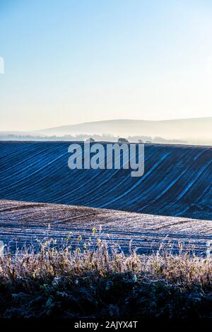 Eines gepflügten Feldes an einem frostigen Morgen bei Irthington, Cumbria GROSSBRITANNIEN Stockfoto