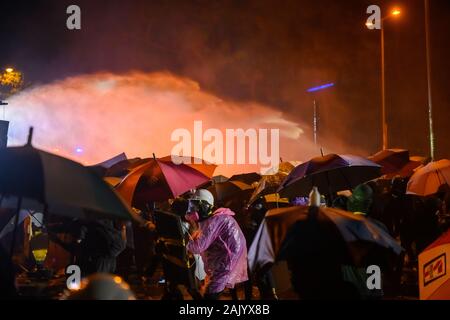 PolyU, Hong Kong - 17.November 2019: Der erste Tag der Belagerung von PolyU. Hong Kong Polizei Block alle verlassen und lassen Sie nicht öffentlichen verlassen. Stockfoto