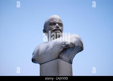 Perm, Russland - Dezember 14, 2019: Schnee Granit Büste von Lenin gegen den Himmel Stockfoto