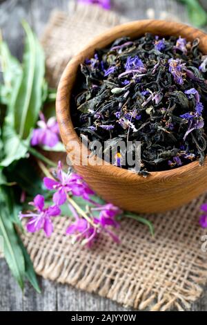 Fireweed Tee auf Holz- Oberfläche Stockfoto