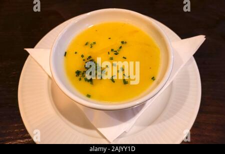 Eine cremige Schüssel aus Lauch- und Kartoffelsuppe mit einem Gesprenge aus gehackten Schnittlauch Stockfoto