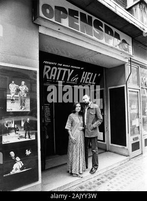 Thelma Holt (1932) mit Charles Marowitz (1932-2014) außerhalb des Open Space Theater, Tottenham Court Road, London W1 im Jahr 1976 Stockfoto