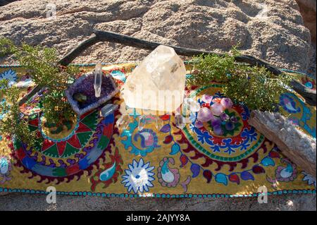 Crystal Altar in der Wüste mit einer Berglandschaft. Stockfoto