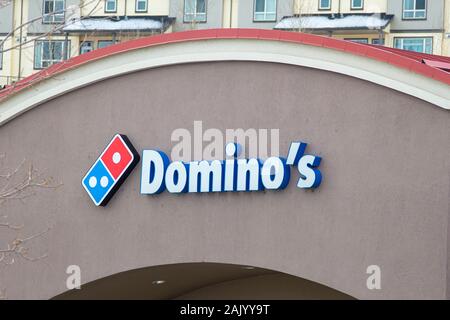 Calgary, Alberta. Kanada Jan 4 2020. Eine Nahaufnahme eines Dominos Pizza Zeichen speichern. Pflanzliche Lebensmittel Domino's Pizza wird der Verrücktheit. Illustrative Stockfoto