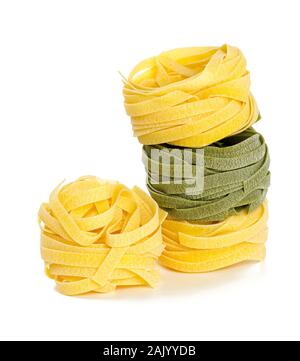 Italienische Pasta tagliatelle isoliert auf weißem Stockfoto