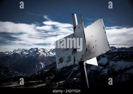 Gipfel eines Berges in der Schweiz mit einer beeindruckenden Bergkette im Hintergrund Stockfoto