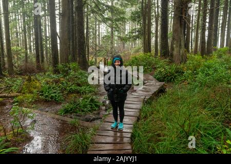 Frau Wanderungen das Cape Flattery Trail, der am weitesten Punkt im Nordwesten in den unteren 48 United States. Die Olympische Halbinsel, Washington. Stockfoto