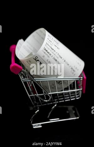 Kassenzettel mit dem Text um' im Warenkorb auf schwarzem Hintergrund Stockfoto
