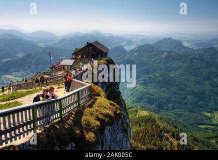 Menschen auf einem Aussichtspunkt auf einer Berghütte auf dem Schafberg in den österreichischen Alpen Stockfoto