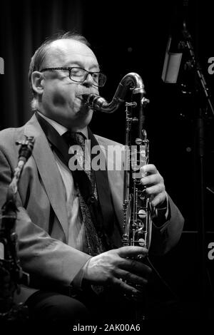 Alan Barnes spielt Bass Klarinette mit Alan Barnes Elf, Scarborough Jazz Festival 2019 Stockfoto