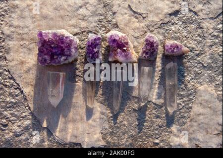 Crystal Reiki Healing Stones. Amethyst und Quarz. Natürliche Objekt still life Fotografie. Stockfoto