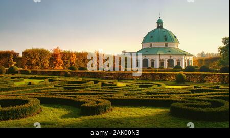 Blumengarten in Kromeriz (UNESCO-Denkmal) - Barockpark. Rotunde in der Mitte des Gartens, Herbstsonne untergehen, klarer Himmel Stockfoto