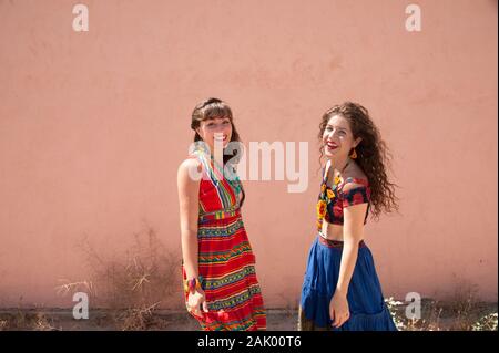 Zwei glückliche schöne Erwachsene Frauen in lustigen Reisekleidern. Stockfoto