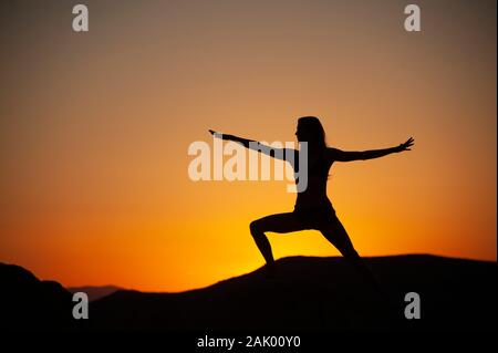 Yoga Frau Silhouette. Wüste yogini in der heiligen Natur Meditation. Stockfoto