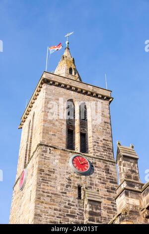 Eine Fahne auf dem Turm von St. Salvators Kapelle in St. Andrews, Fife, Schottland Großbritannien Stockfoto