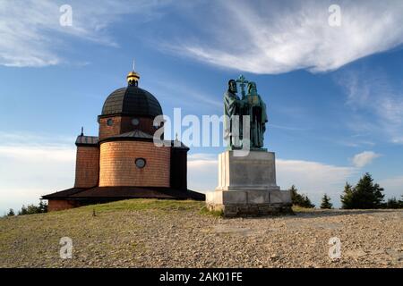 Statue und Kapelle des heiligen Kyrill und Methodius auf dem Gipfel des Radhost-Berges, Mähren Stockfoto